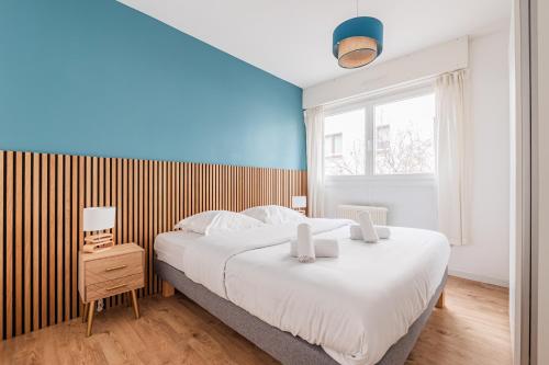 - une chambre avec un grand lit et un mur en bois dans l'établissement Le Sainte Hélène, à Strasbourg