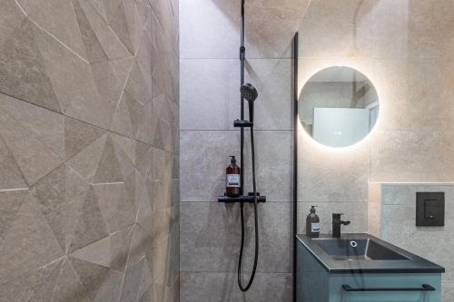 une salle de bain avec douche et lavabo dans l'établissement Le Sainte Hélène, à Strasbourg