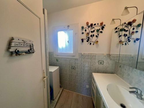 une salle de bain avec un lavabo et une fenêtre dans l'établissement Appartement 3 pièces à Cavalaire-sur-Mer, proche plage avec parking - FR-1-226B-76, à Cavalaire-sur-Mer