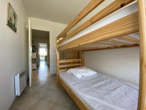- une chambre avec 2 lits superposés et un couloir dans l'établissement Sol-y-Days Belles Plages RdJ bords de mer et piscine, à La Grande Motte