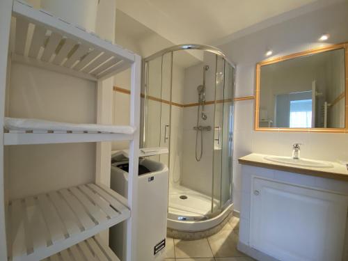 une salle de bain avec une douche, un lavabo et des toilettes dans l'établissement Sol-y-Days Belles Plages RdJ bords de mer et piscine, à La Grande Motte