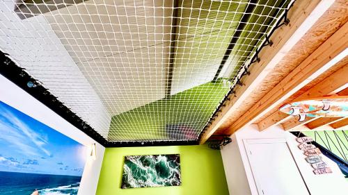 a net on the ceiling of a room with the ocean at Cantinho do Pescador in Silveira