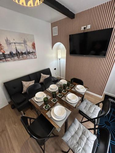 a living room with a table and a couch at Spaghetti House - 6 Bedroom Contractor House Sleeps 12 Parking for 3 Vans Bromford Duddeston Fort Dunlop Star City HS2 in Birmingham