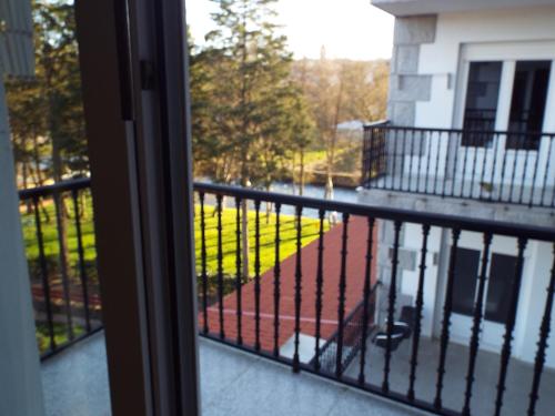 balcón con vistas a un patio en Hotel Ansuiña en Baños de Molgas