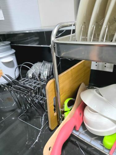 a dish rack with dishes and a pair of scissors at Mamadear's Bed & Breakfast in Suizo