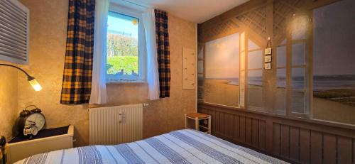 a bedroom with a bed and a window at Ferienwohnung R5 in Graal-Müritz