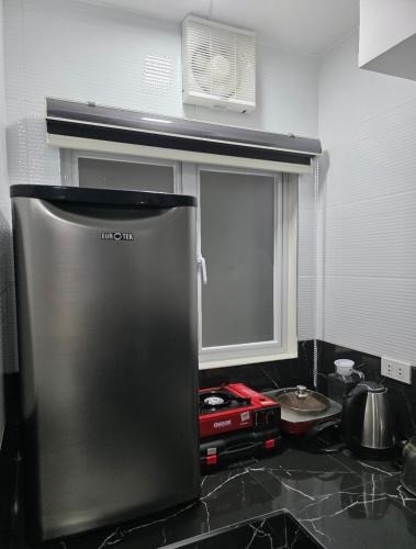 a kitchen with a refrigerator and a stove in it at Mamadear's Bed & Breakfast in Suizo