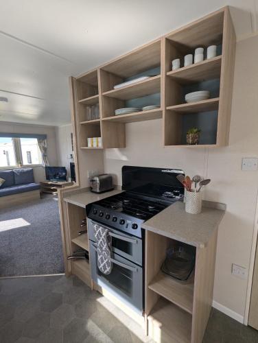Dapur atau dapur kecil di BRIGHT MODERN STYLE CARAVAN WITH VIEWS on HAVEN LITTLESEA WEYMOUTH