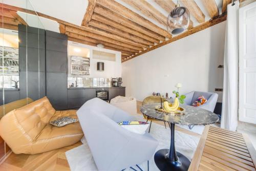 un salon avec une table et un canapé dans l'établissement Paris Marais City Heart, à Paris