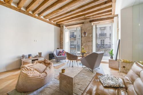 un salon avec un canapé et une table dans l'établissement Paris Marais City Heart, à Paris