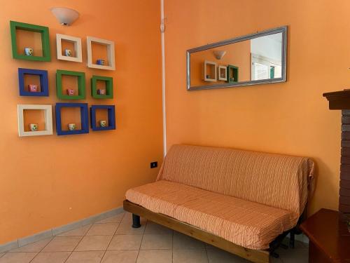 a room with a bench and a mirror on the wall at Padula Bianca - villa con accesso privato per la spiaggia in Rivabella