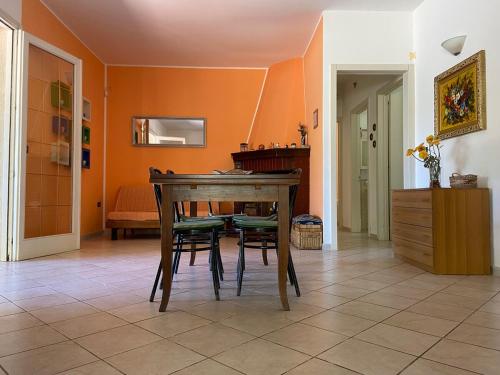 a dining room with a wooden table and chairs at Padula Bianca - villa con accesso privato per la spiaggia in Rivabella