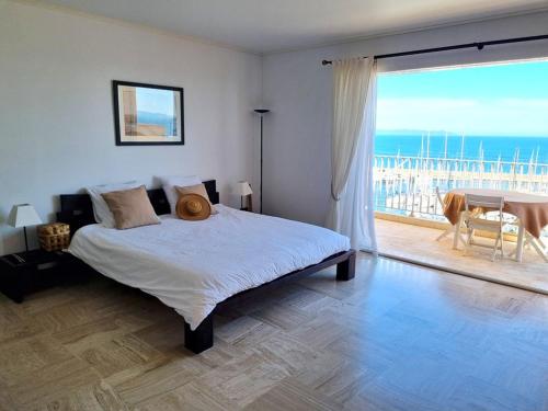 Posteľ alebo postele v izbe v ubytovaní Grand appartement climatisé avec terrasses, vue mer, parking et WIFI - FR-1-335-173