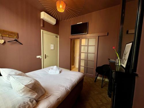 a hotel room with two beds and a television at B&B Willem II in Roermond