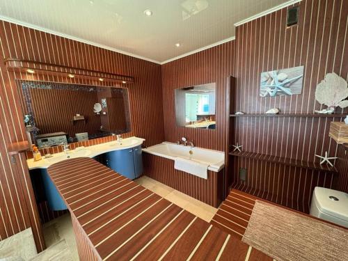 Kúpeľňa v ubytovaní Grand appartement climatisé avec terrasses, vue mer, parking et WIFI - FR-1-335-173
