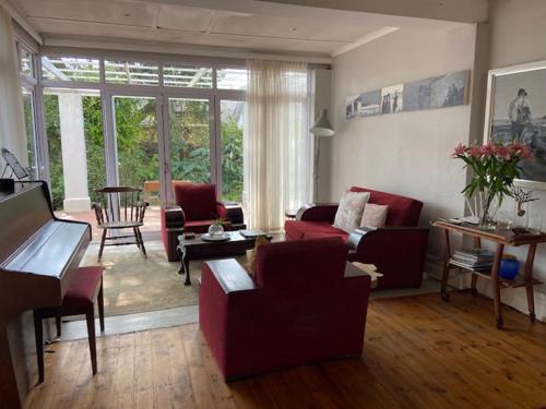 Χώρος καθιστικού στο Sarah's Place- Heatherlands,George