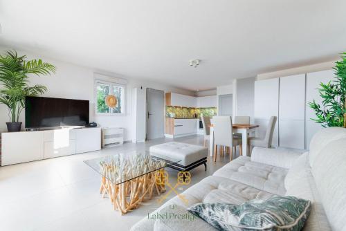 un salon avec un canapé et une table dans l'établissement Apartment la Capte, à Hyères