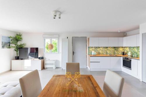 une cuisine et une salle à manger avec une table et des chaises en bois dans l'établissement Apartment la Capte, à Hyères