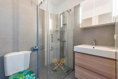 une salle de bain avec une douche, des toilettes et un lavabo dans l'établissement Apartment la Capte, à Hyères
