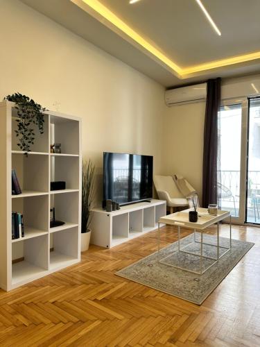 Kypseli Contemporary Comfort for 6