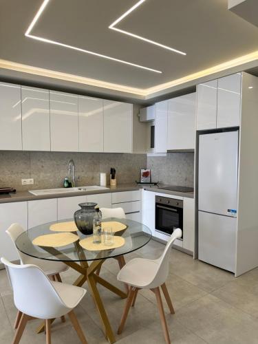 Kypseli Contemporary Comfort for 6