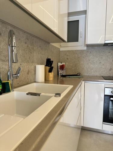 Kypseli Contemporary Comfort for 6