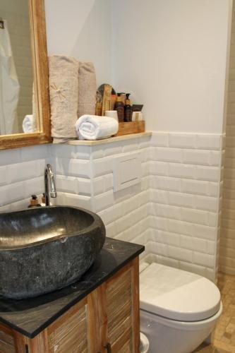 a bathroom with a sink and a toilet at Babette Guldsmeden in Copenhagen