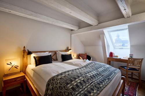 a bedroom with a large bed and a window at Babette Guldsmeden in Copenhagen