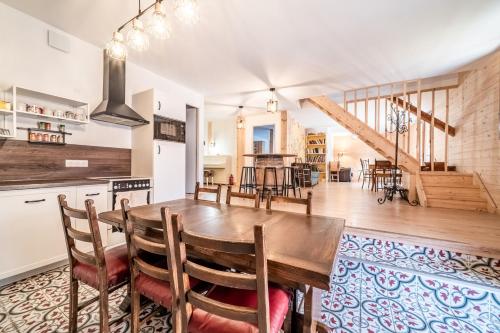 une cuisine et une salle à manger avec une table et des chaises en bois dans l'établissement Accotinae, à Mont-Saxonnex