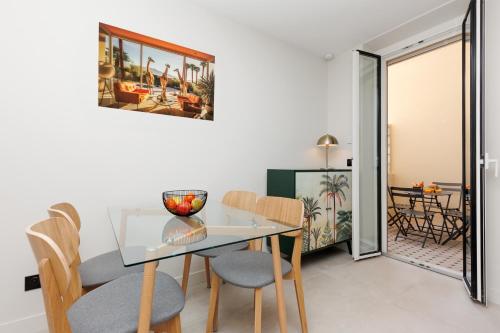 une salle à manger avec une table et des chaises en verre dans l'établissement Sublime appartement Forville Festival, à Cannes