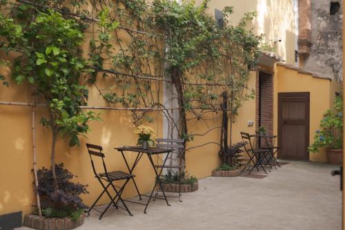 an alley with tables and chairs and vines at TRA... INCANTO E NATURA in Tramonti