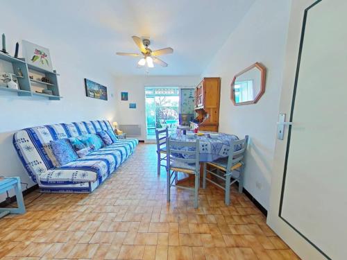 un salon avec un canapé et une table dans l'établissement Appartement 2 pièces avec terrasse et piscine à La Londe-les-Maures - FR-1-826-7, à La Londe-les-Maures