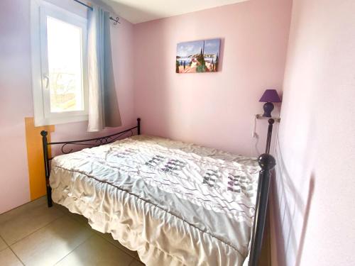 une chambre avec un lit dans une pièce avec une fenêtre dans l'établissement Sérénité&confort en famille, à Palavas-les-Flots