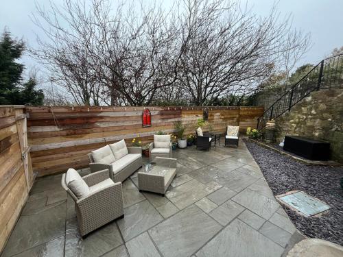 Ruang duduk di Private, Modern and Detached Garden Apartment