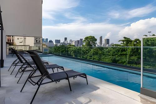 a pool on the roof of a building at Glória Del Art - Vista, Estilo e Praticidade no Centro do Rio in Rio de Janeiro