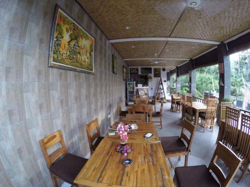 Un restaurante o sitio para comer en Amed Paradise Warung & House Bali