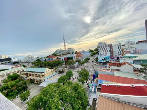 Una vista de una ciudad con edificios y una calle. en Kim Thành Phát guest house, en Phu Quoc