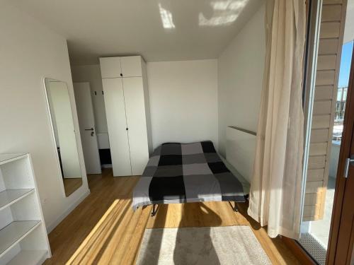 Cette chambre comprend un lit noir et blanc. dans l'établissement Studio panoramic view -Stade de France- Montmartre, à Saint-Denis