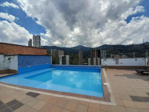 a large swimming pool on the roof of a building at Amplio apartamento con vista campestre in Sabaneta