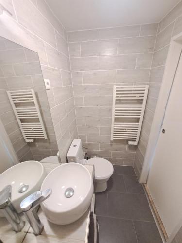 une salle de bain avec un lavabo blanc et des toilettes dans l'établissement Tessier - LB - Parisian life for 2 pers, à Paris