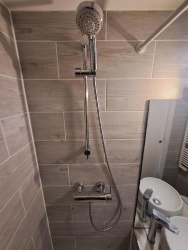 une douche avec pommeau de douche dans une salle de bain dans l'établissement Tessier - LB - Parisian life for 2 pers, à Paris