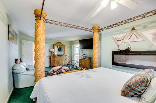1 dormitorio con cama con dosel y sofá en Theater and Game Room at Trenton Area Home, en Edgewood Park