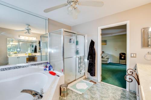 Un baño grande con bañera y ducha. en Theater and Game Room at Trenton Area Home, en Edgewood Park