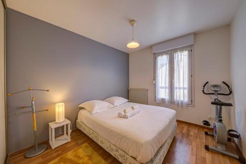 une chambre avec un grand lit blanc avec une grande fenêtre dans l'établissement Le Galilée - Wifi - Balcon, à Angers