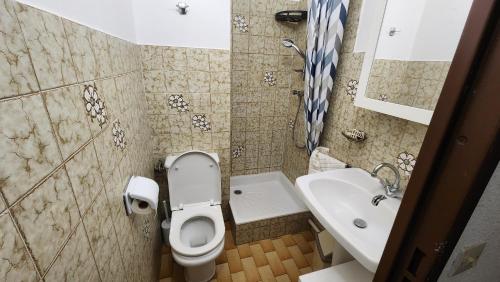 une petite salle de bain avec toilettes et lavabo dans l'établissement Sol-y-Days Lagune 2, studio Port Camargue Sud accès direct aux plages, au Grau-du-Roi