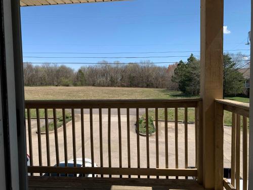Μπαλκόνι ή βεράντα στο Cozy & Convenient Stay 2BR Near Ft Campbell