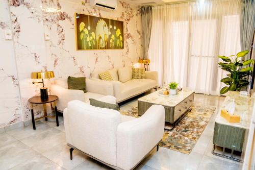 Een zitgedeelte bij KML Luxury Kinshasa-Gombe