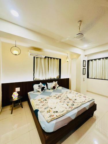安君纳Spacious 1bhk in Vagator with Pool and near beach的房间里有一张大床的卧室