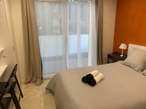 une chambre avec un lit avec une serviette dessus dans l'établissement T2 direct sea access with garden, à Calvi