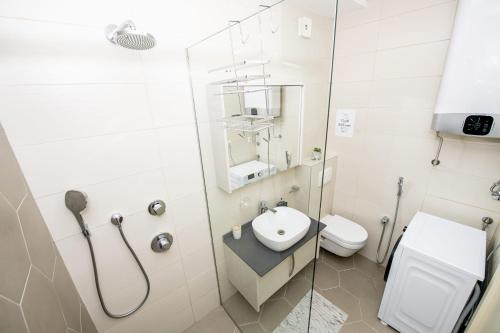 un bagno bianco con lavandino e WC di Star a Kotor (Cattaro)